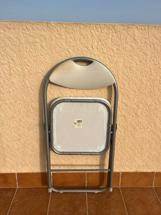 Silla plegable metal y tela gris/blanca