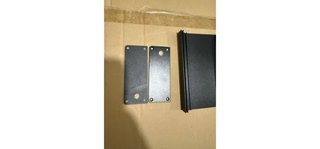 Caja metálica negra o plateada