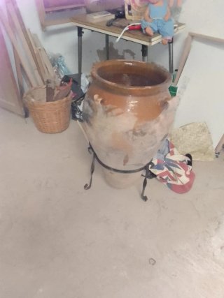 Antigüedades varias. Orzas ,sillas, mesas .