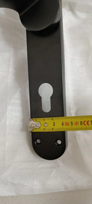 Manilla de puerta negra con placa
