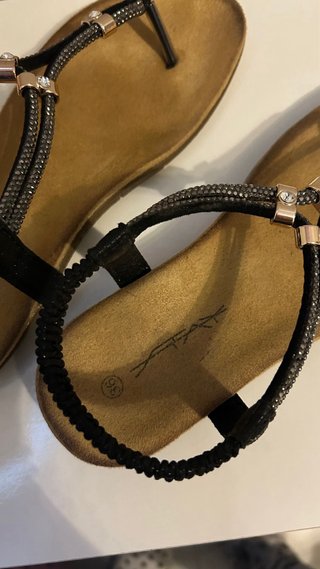 Sandalias negras con adornos plateados