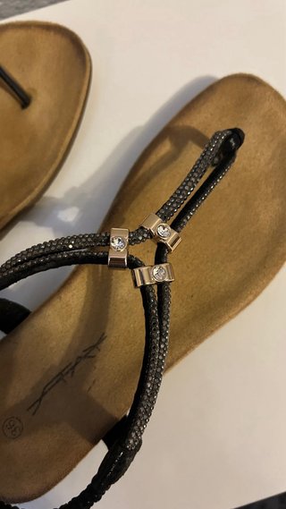 Sandalias negras con adornos plateados