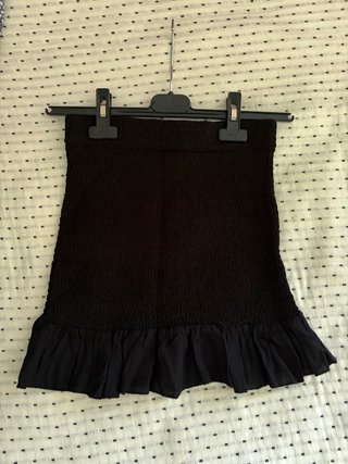 Falda negra elástica con volantes.