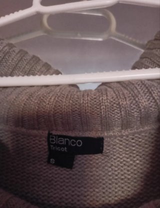 Vestido de punto gris con cuello alto