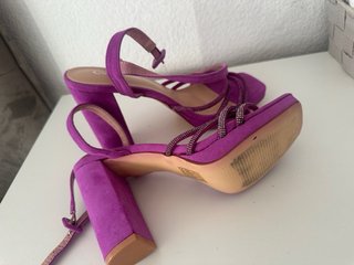 Sandalias de fiesta moradas con pedrería