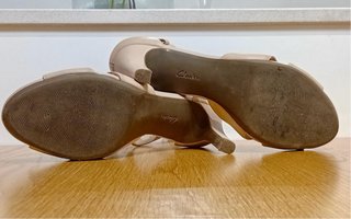 Sandalias Clarks de tacón color beige