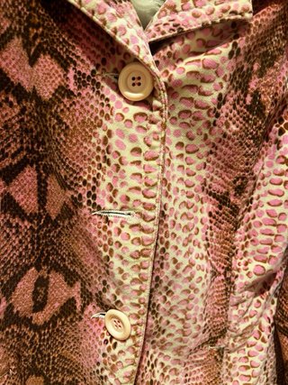 Abrigo rosa estampado piel serpiente terciopelo M