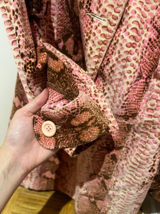 Abrigo rosa estampado piel serpiente terciopelo M