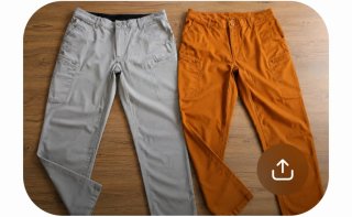 Pantalones de trekking grises y naranjas