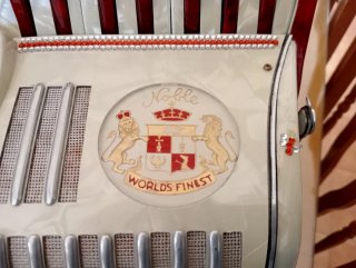 Acordeón Noble 120 Bajos
