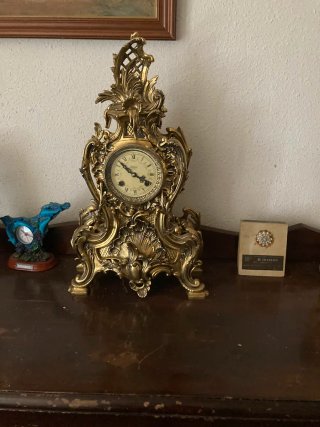 Reloj de sobremesa de bronce antiguo