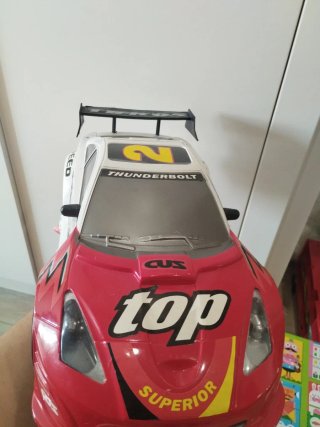 Coche de juguete gigante