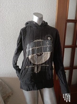 Sudadera capucha chico estampado en gris.