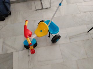 Triciclo para bebé con pedales