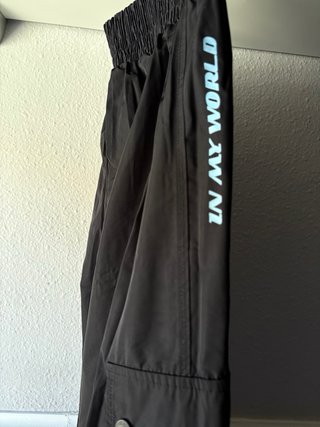 Pantalón cargo negro con cremallera
