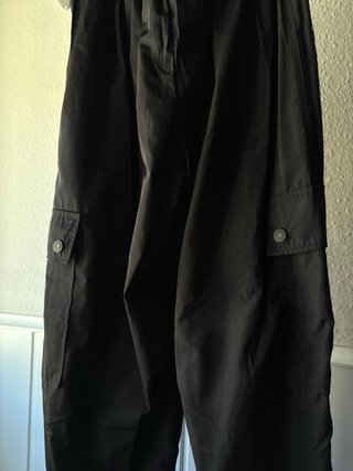 Pantalón cargo negro con cremallera