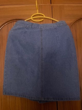 Chaqueta vaquera con cordones y falda