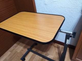 Mesa auxiliar cama/sofá regulable y abatible