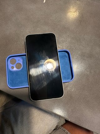 iPhone 13 Blanco con funda azul