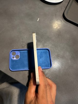 iPhone 13 Blanco con funda azul