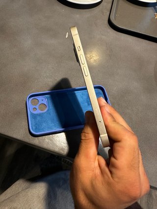 iPhone 13 Blanco con funda azul