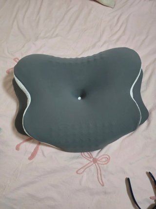 Almohada cervical gris y blanca