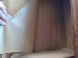 Mueble de madera con cajones y puerta