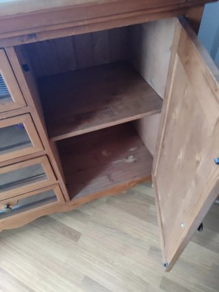 Mueble de madera con cajones y puerta