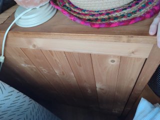 Mueble de madera con cajones y puerta