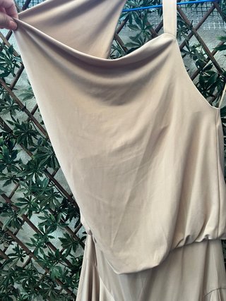 Vestido Beige Halter con Falda Asimétrica