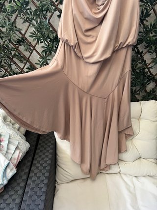 Vestido Beige Halter con Falda Asimétrica