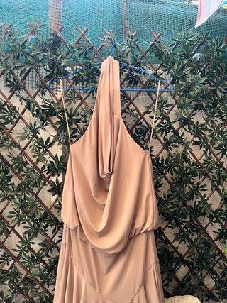 Vestido Beige Halter con Falda Asimétrica