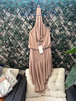 Vestido Beige Halter con Falda Asimétrica