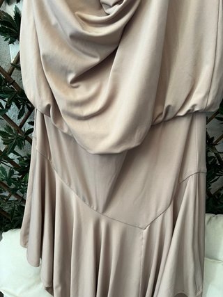 Vestido Beige Halter con Falda Asimétrica