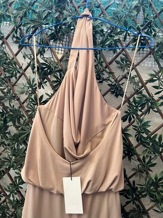 Vestido Beige Halter con Falda Asimétrica