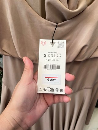Vestido Beige Halter con Falda Asimétrica