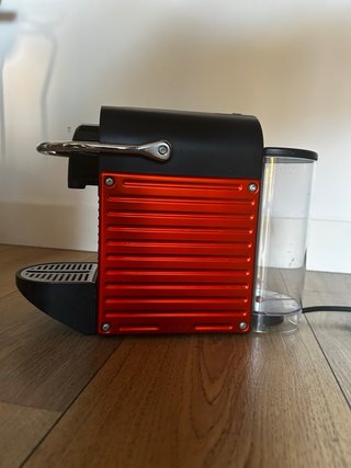 Cafetera Nespresso Roja y Negra