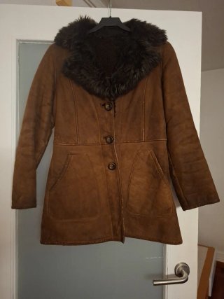 Abrigo de mouton marrón con cuello de pelo