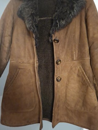 Abrigo de mouton marrón con cuello de pelo