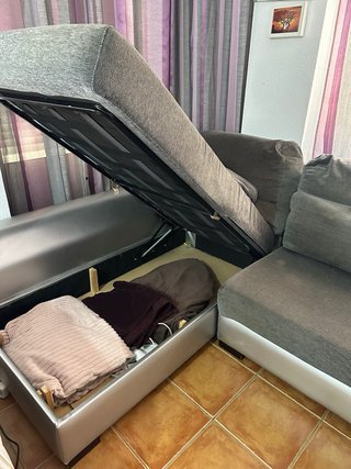 Sofá modular gris con chaise longue
