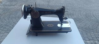 Máquina de coser Alfa antigua