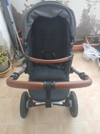 Carrito de bebé gris y marrón