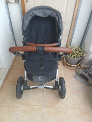 Carrito de bebé gris y marrón