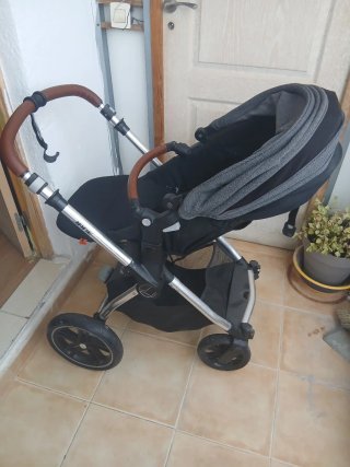 Carrito de bebé gris y marrón