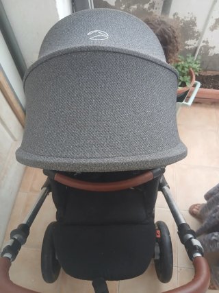 Carrito de bebé gris y marrón