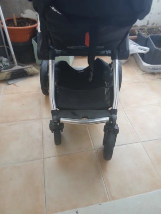 Carrito de bebé gris y marrón