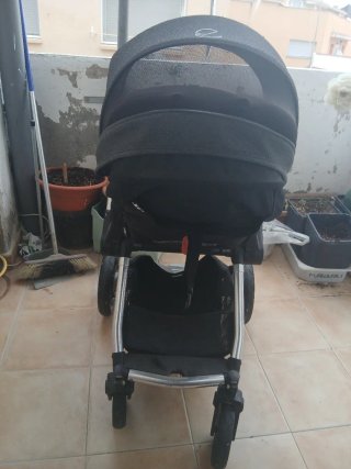 Carrito de bebé gris y marrón
