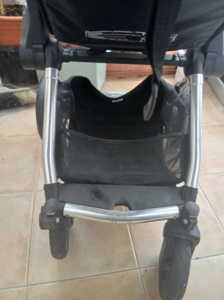Carrito de bebé gris y marrón