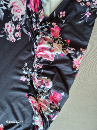 Vestido floral preto e rosa