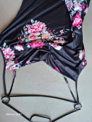 Vestido floral preto e rosa
